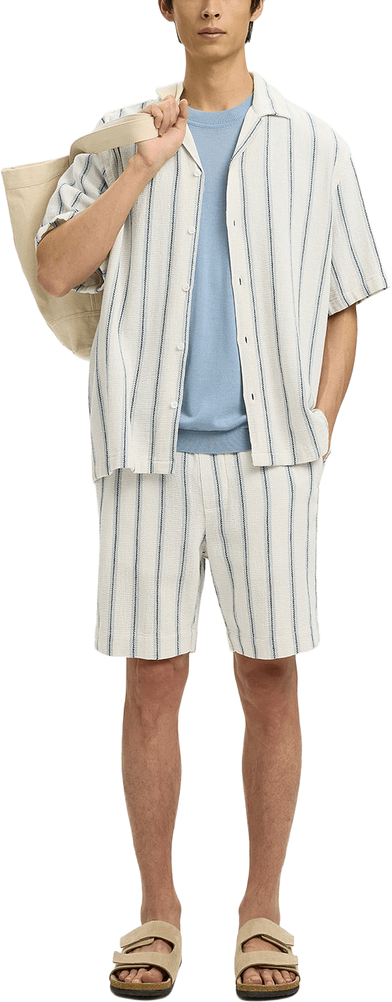 Shirt Resort, från Selected Homme, i färgen Egret Skyway.