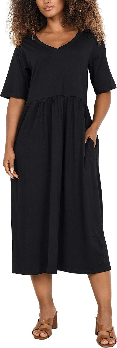 Derby 164 Dress, från Soyaconcept, i färgen Black.