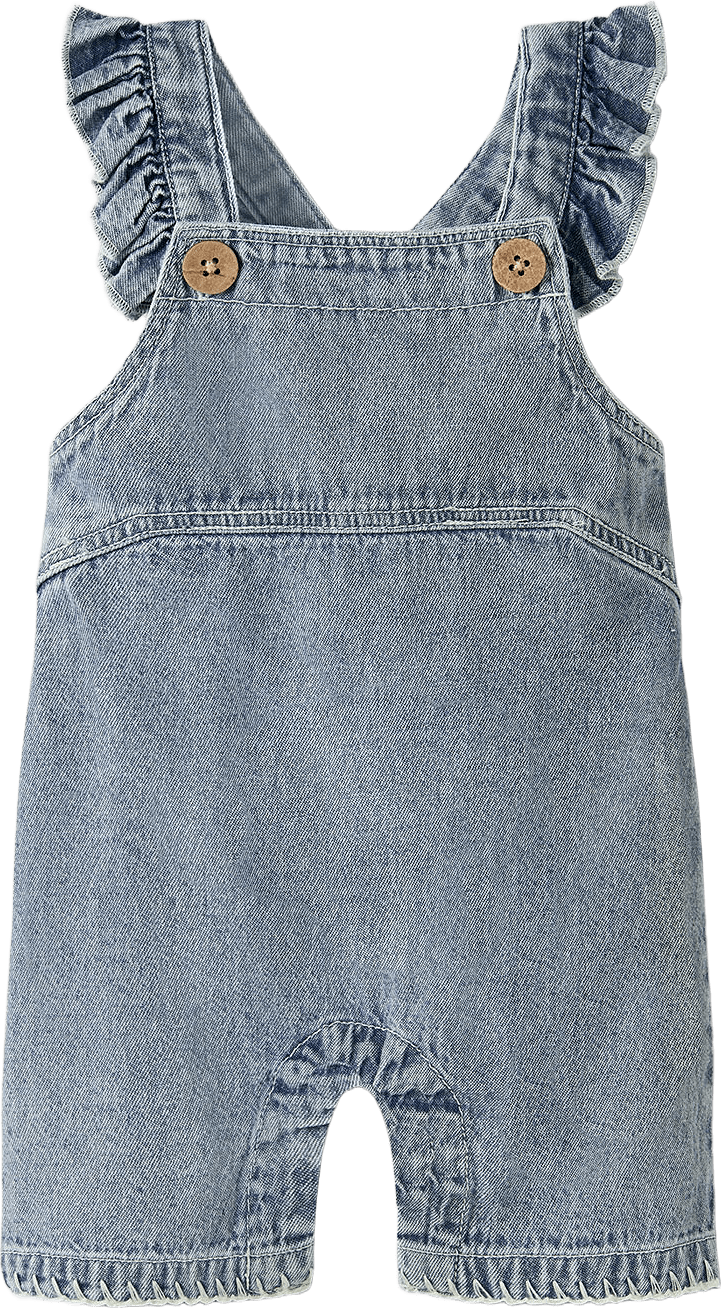 Hängselshorts med volang FUNDA, från Lil'Atelier, i färgen Medium Blue Denim.