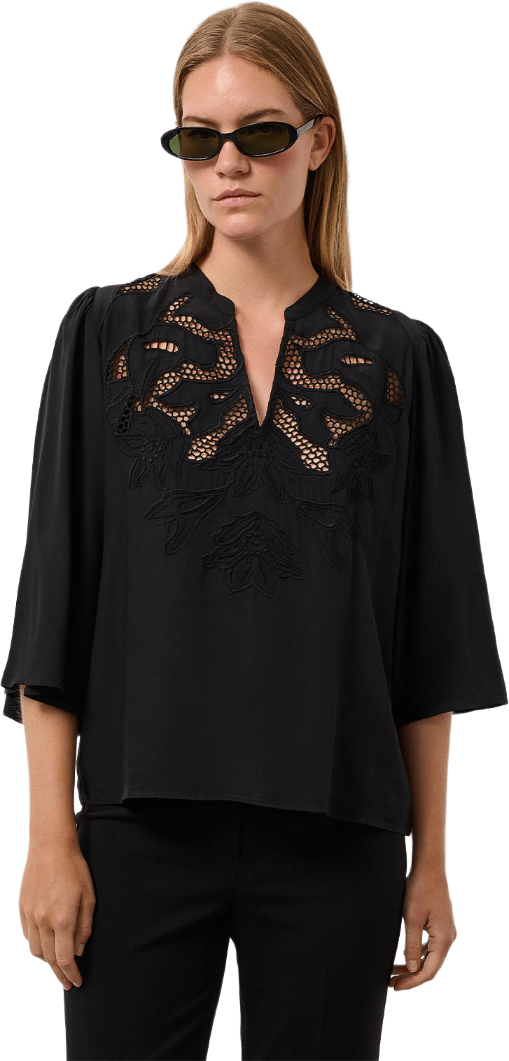 SLLantana Embroidery Blouse SS, från Soaked In Luxury, i färgen Black.