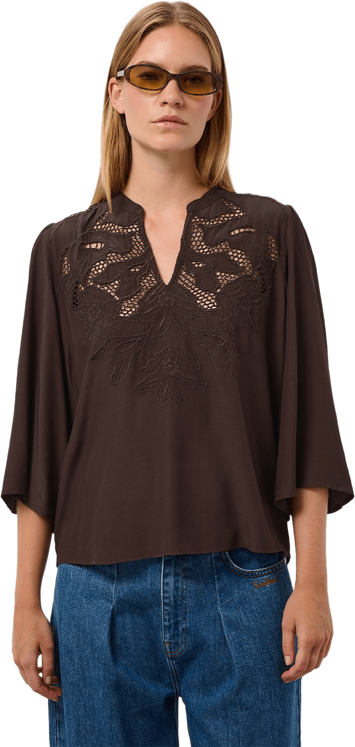 SLLantana Embroidery Blouse SS, från Soaked In Luxury, i färgen Mole'.