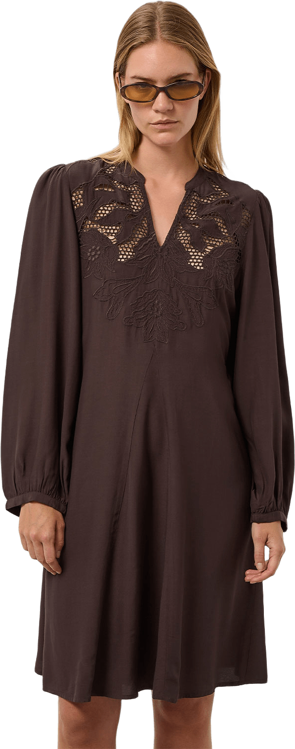 SLLantana Embroidery Dress, från Soaked In Luxury, i färgen Mole'.