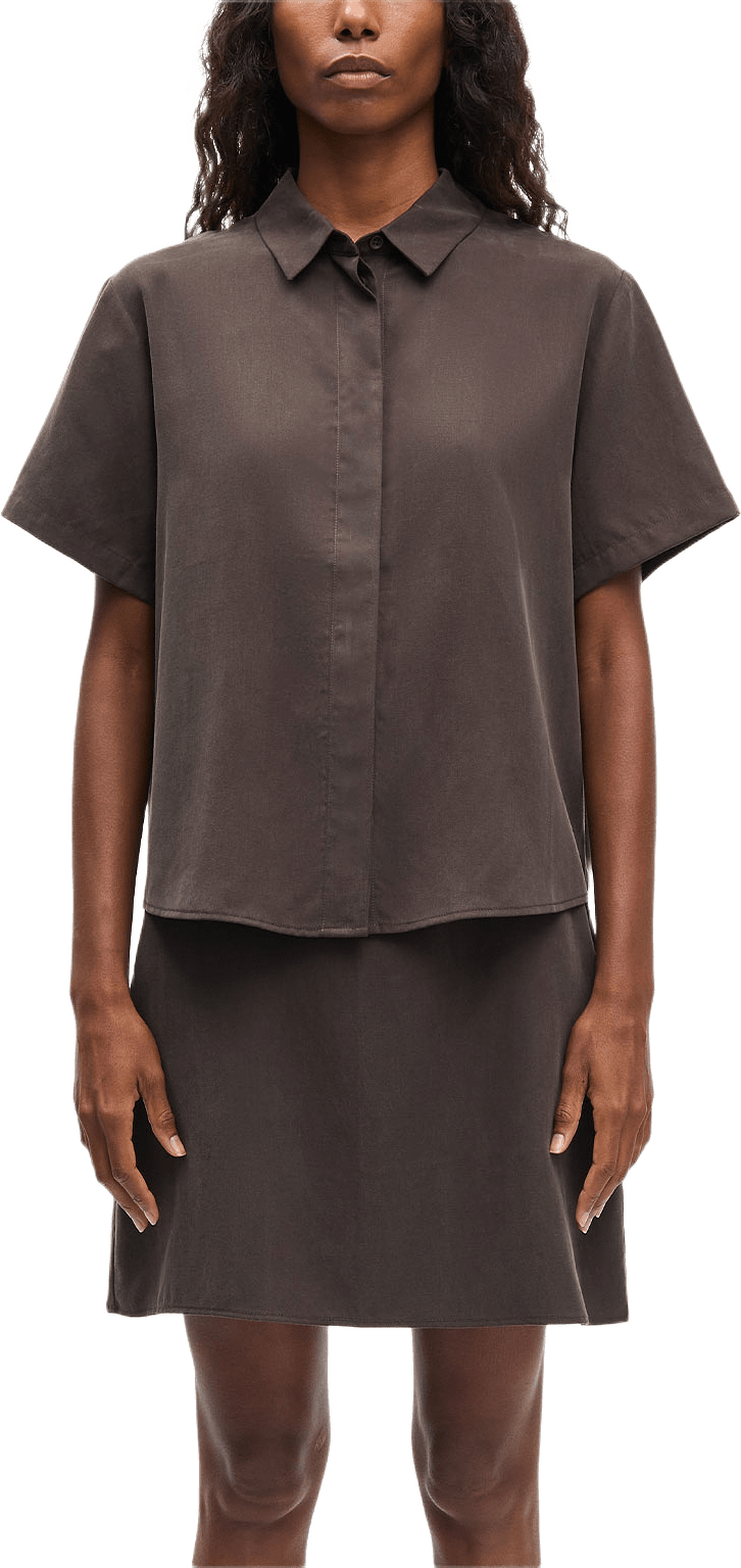 Mina ss shirt 14028, från SAMSOE SAMSOE, i färgen Mulch.