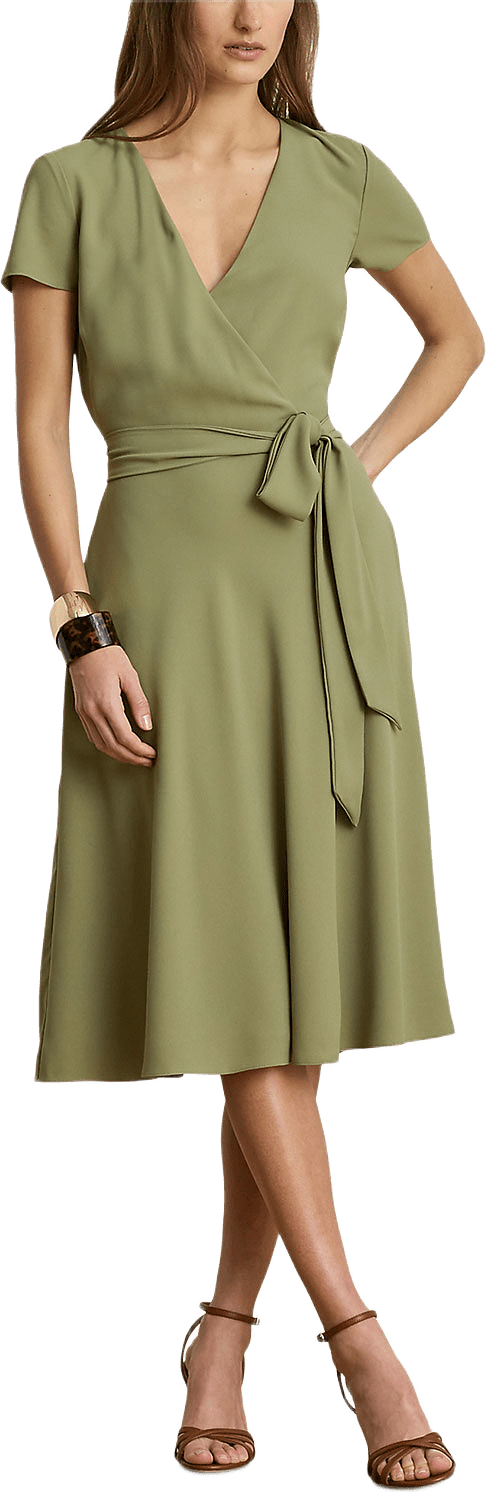 Belted Georgette Surplice Dress, från Lauren Ralph Lauren, i färgen Light Agave.