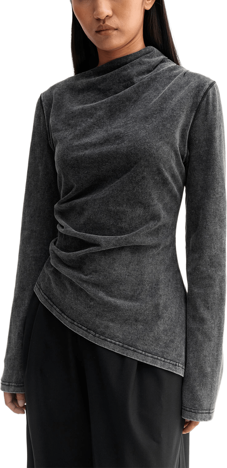 Lizi LS Jersey Tee, från Ahlvar Gallery, i färgen Washed Black.