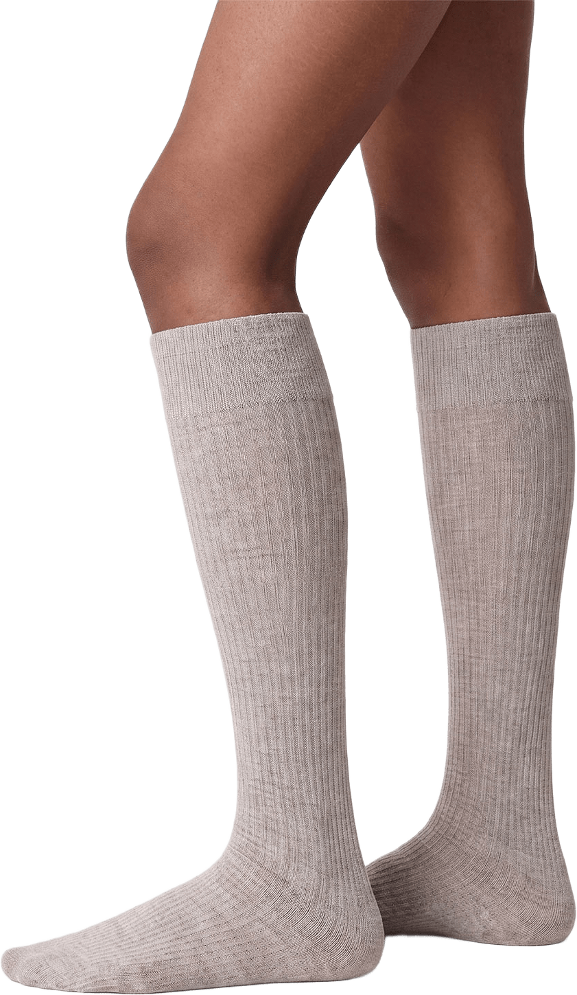 Diana Ribbed Wool Knee-highs, från Swedish Stockings, i färgen Beige Melange.