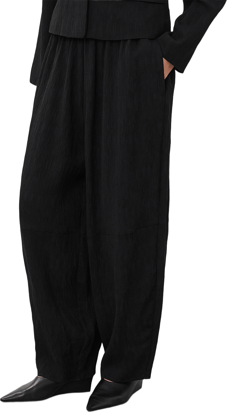 SLCevilla Pants, från Soaked In Luxury, i färgen Black.