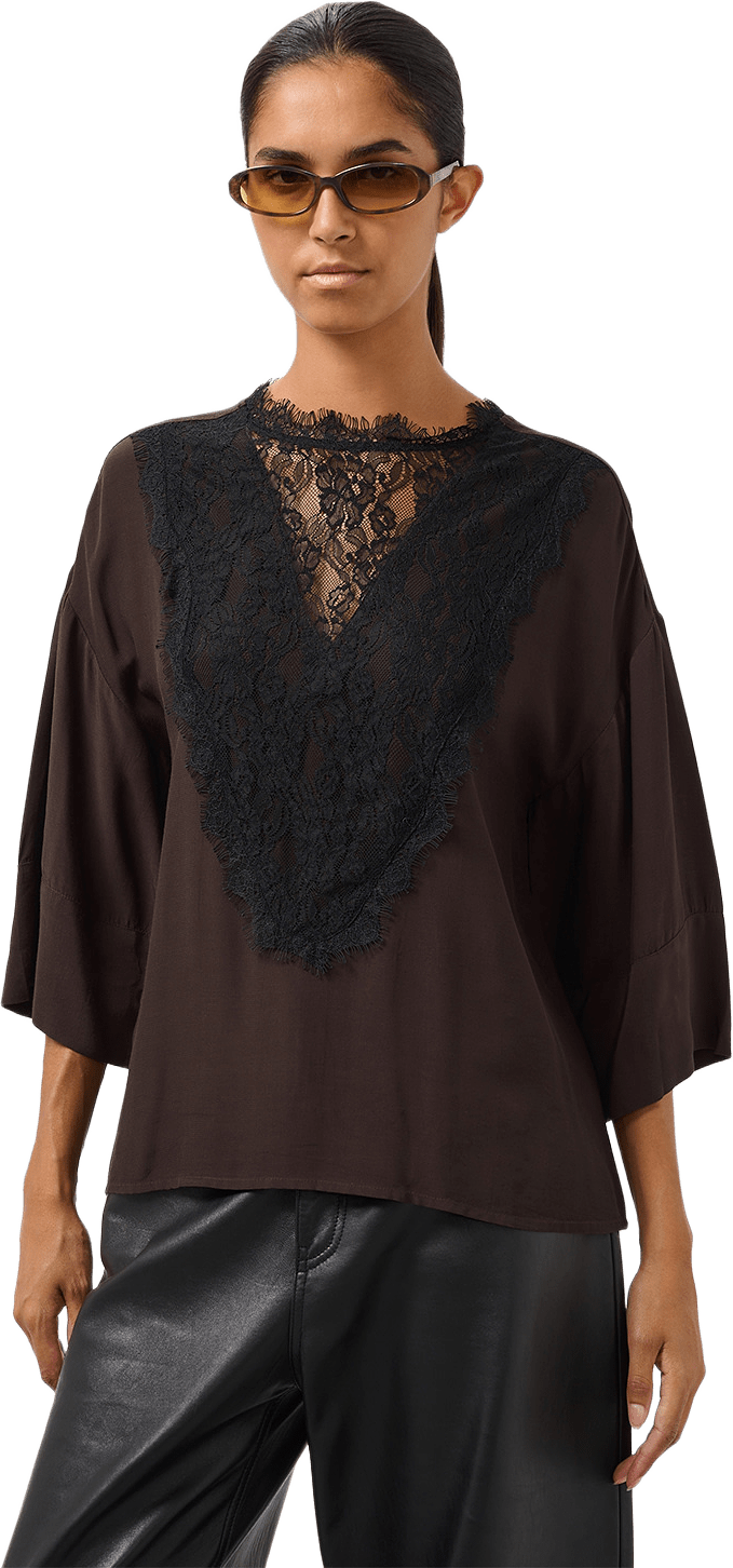 SLLantana Blouse Lace Insert, från Soaked In Luxury, i färgen Mole'.