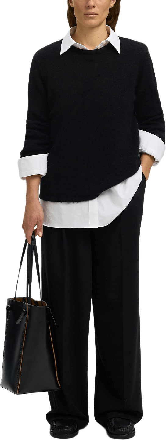 Lulu Knit O-neck, från Selected, i färgen Black.