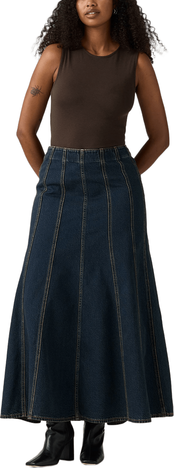 Seamed Flare Skirt, från Levi's, i färgen Med Indigo - Flat Finish.