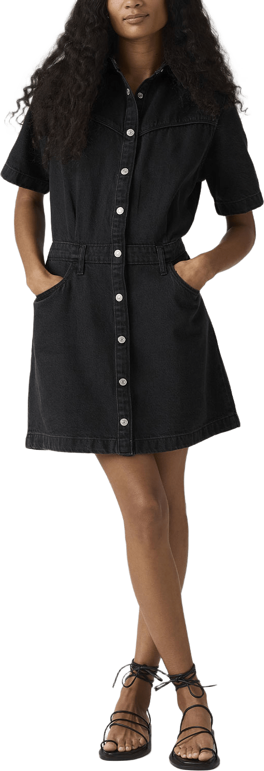Short Sleeve Logan Western Dress, från Levi's, i färgen Blacks.