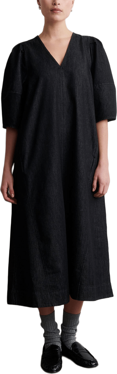 Dera Denim Dress, från Second Female, i färgen Black.