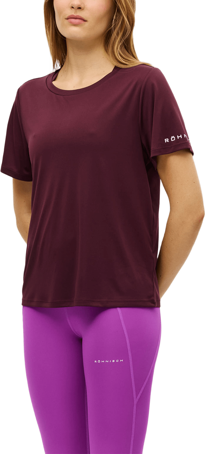 Team Logo Tee, från Röhnisch, i färgen Winetasting.