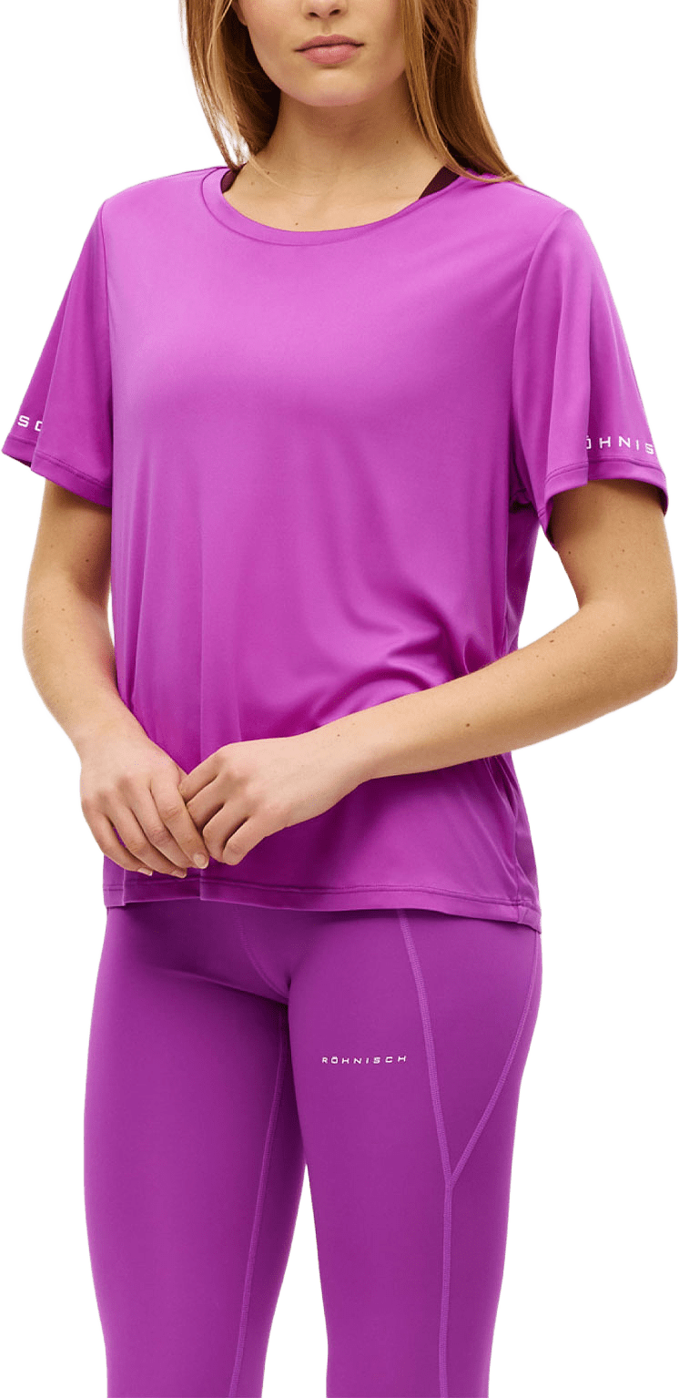 Team Logo Tee, från Röhnisch, i färgen Purple Cactus Flower.