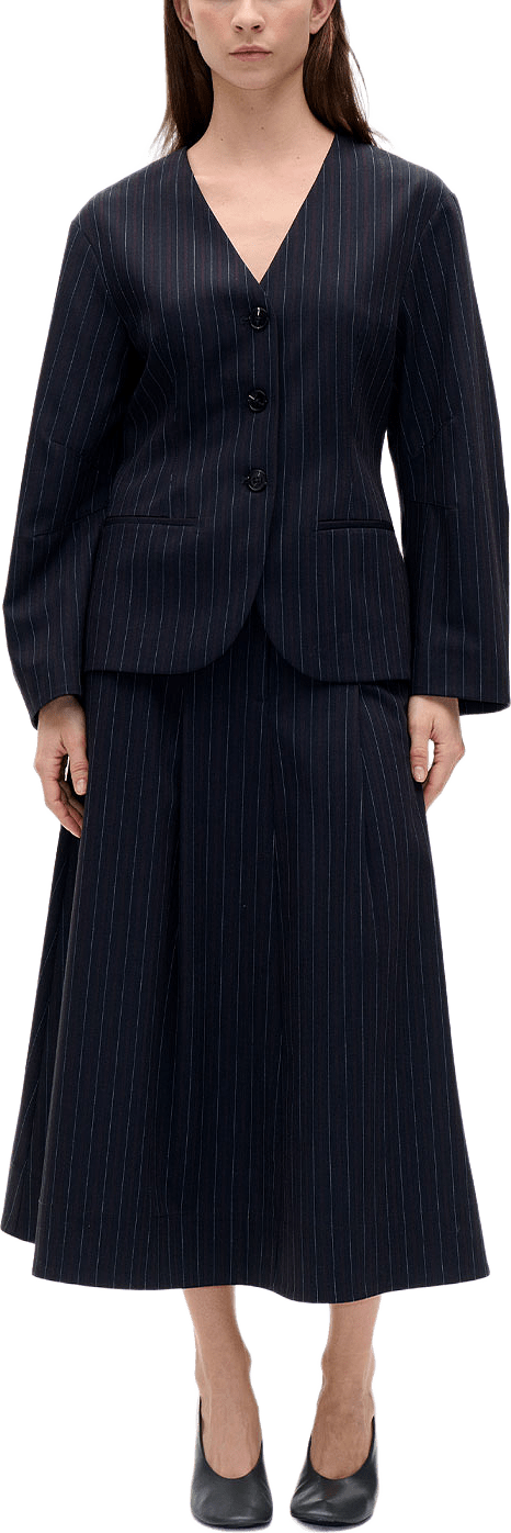 Botilma Jacket, från Baum und Pferdgarten, i färgen Navy Subtle Stripe.