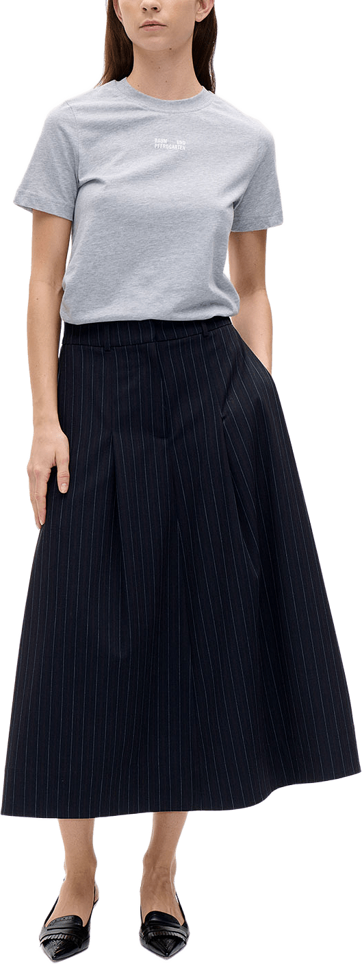 Sabrinna Skirt, från Baum und Pferdgarten, i färgen Navy Subtle Stripe.