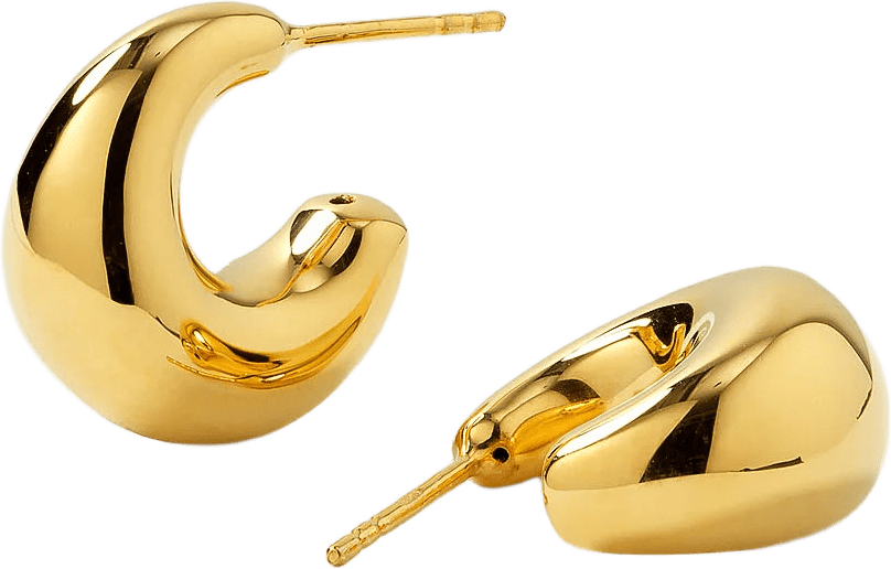 Bolded Little Sis Earrings, från Syster P, i färgen Gold.