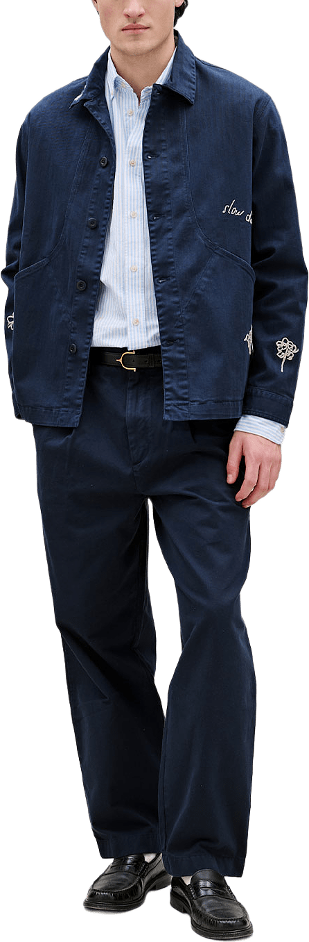 Berry Herringbone Embroidery Overshirt, från Forét, i färgen Navy.
