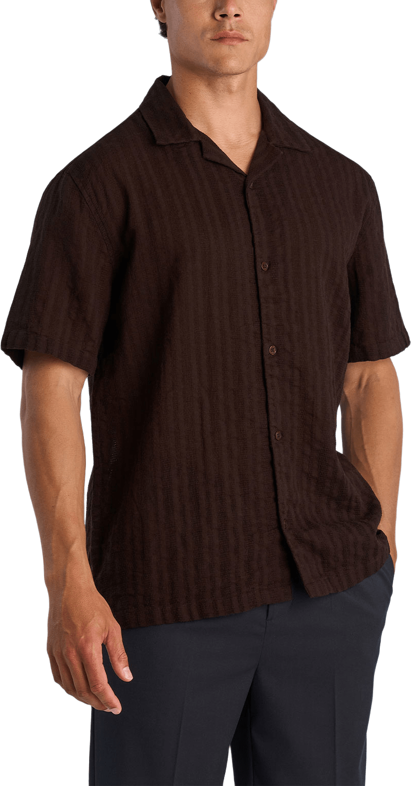 Structure resort shirt S/S, från Lindbergh, i färgen Brown.
