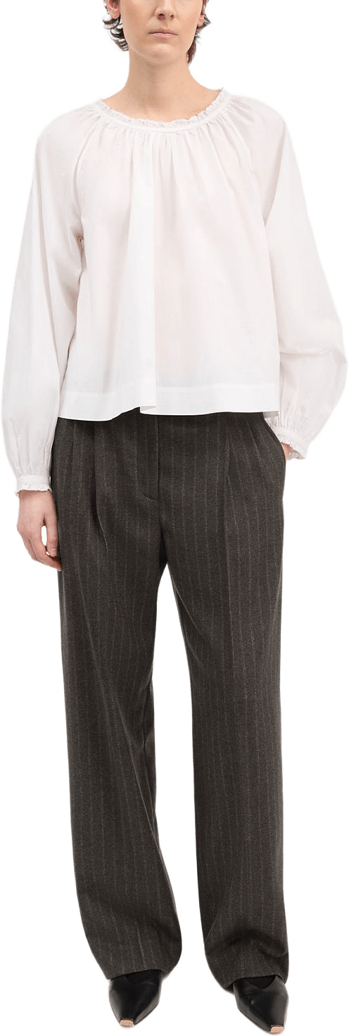 Carrie blouse, från Skall Studio, i färgen Optic White.