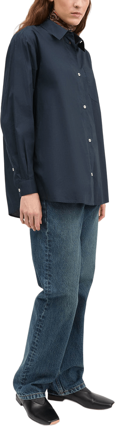Edgar shirt, från Skall Studio, i färgen Dark Navy.