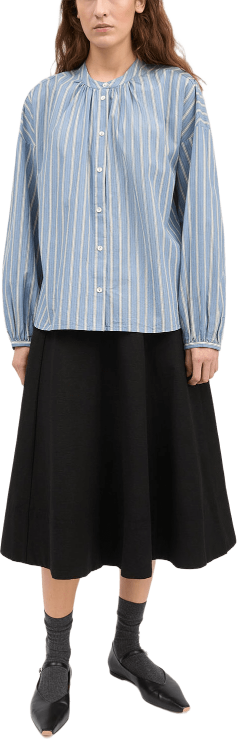 Cilla shirt, från Skall Studio, i färgen Blue/Black/White Stripe.