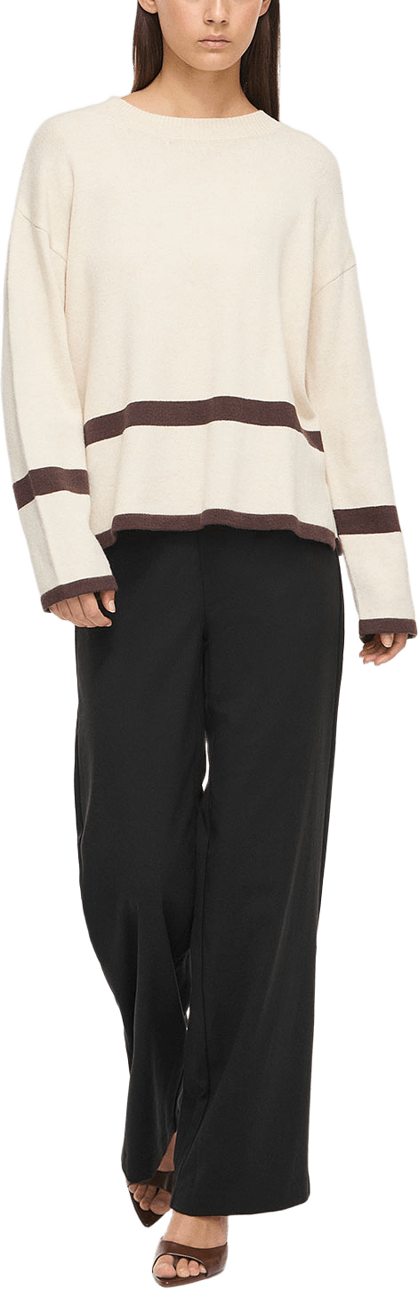 Viril Oversize Knit Top, från Vila, i färgen Super Light Natural Melan Coffee Bean.