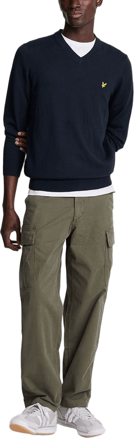Cotton Merino V Neck Jumper, från Lyle & Scott, i färgen Dark Navy.