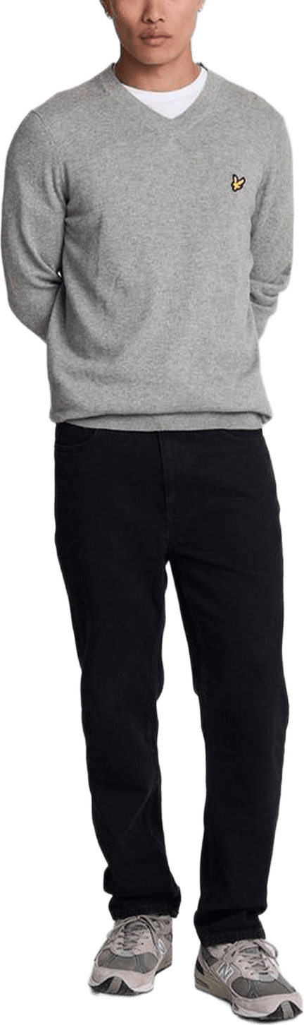 Cotton Merino V Neck Jumper, från Lyle & Scott, i färgen Mid Grey Marl.