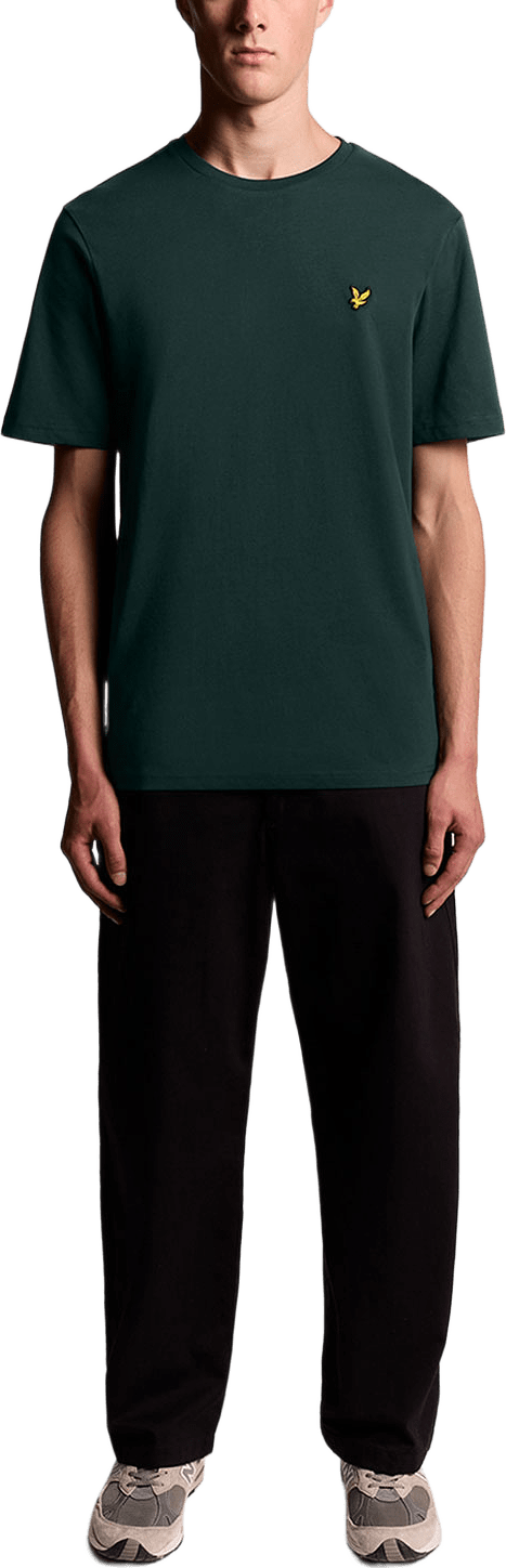 Plain T-shirt, från Lyle & Scott, i färgen Dark Green.