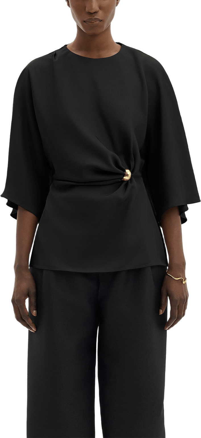 Zilla Brooch Detailed Blouse, från Malina, i färgen Black.