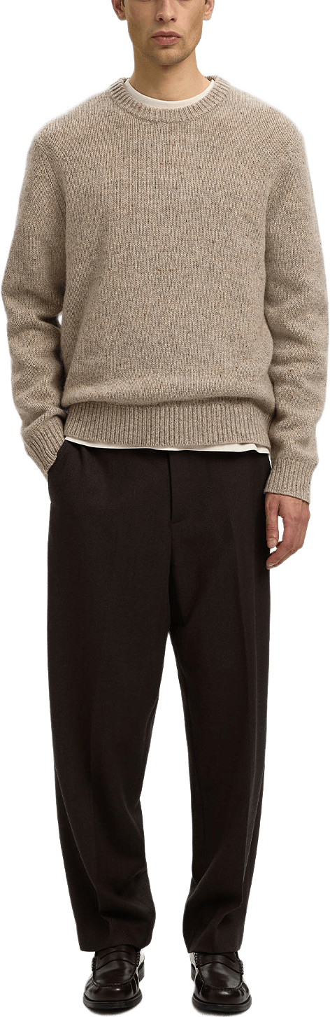 Slhcody Ls Knit Relaxed Crew Neck, från Selected, i färgen Oatmeal Neps.