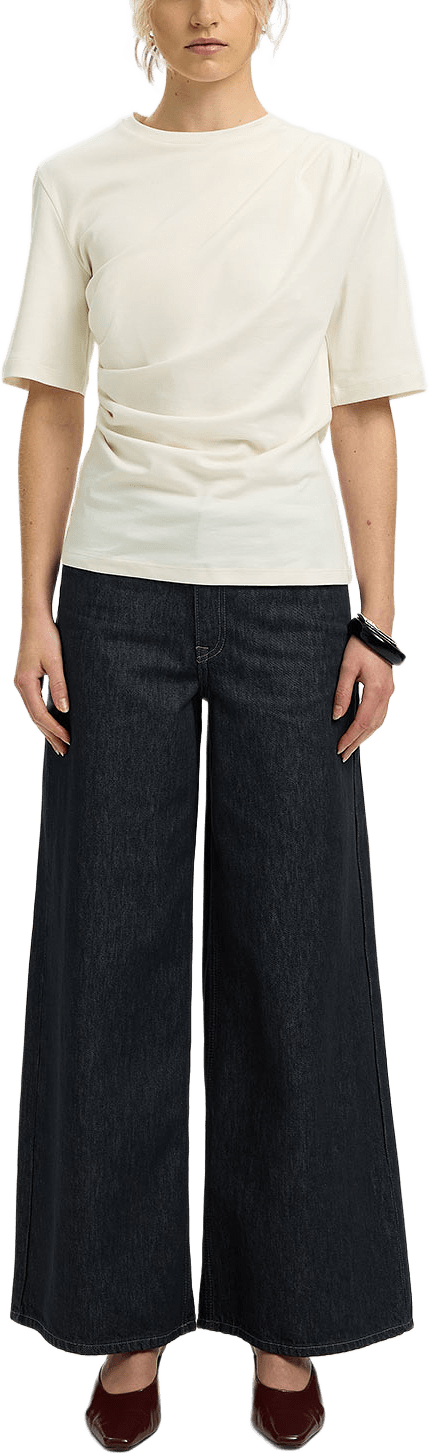 Oline Light Twist Tee, från Selected, i färgen Egret.