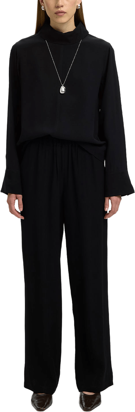 Soler Regular High Neck Top, från Selected, i färgen Black.