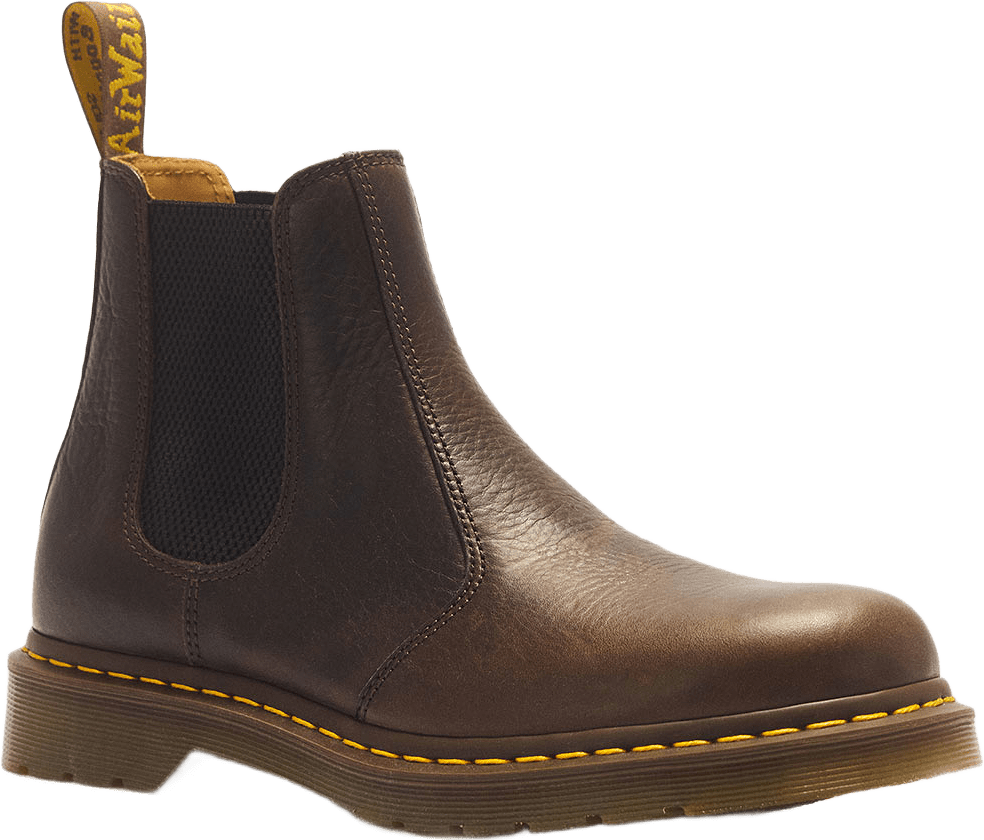 2976 Chelsea-kängor i Ambassador-läder, från Dr. Martens, i färgen Dark Brown.