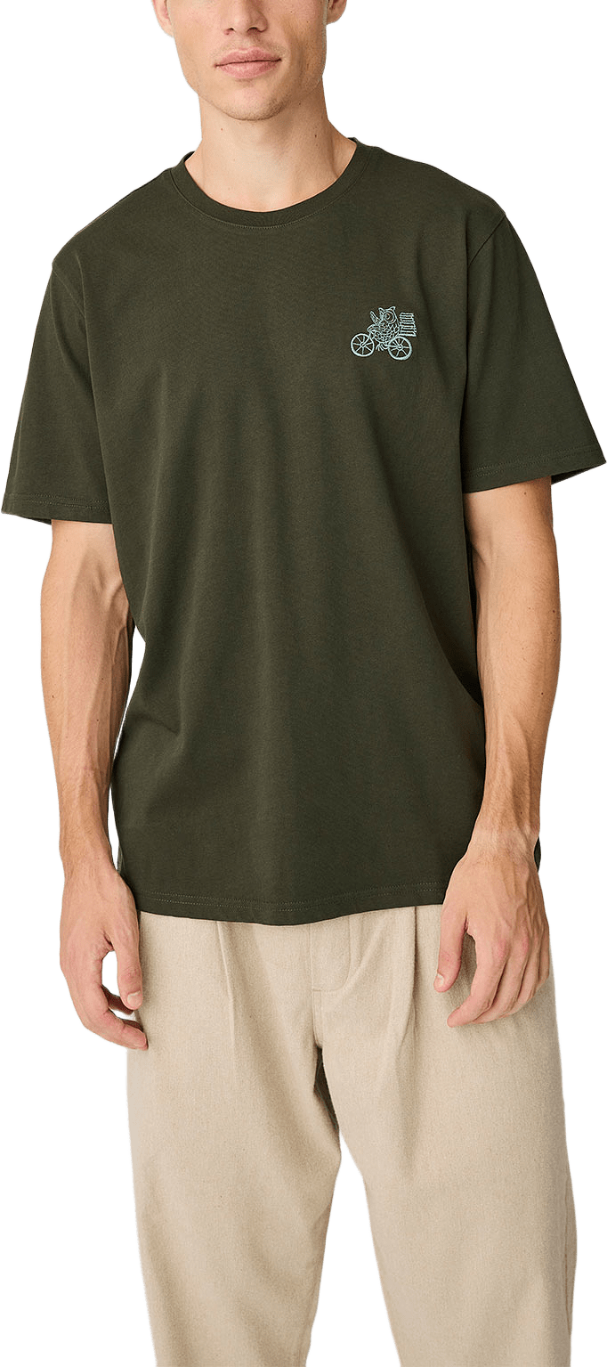 Chest Embroidery T-Shirt, från Knowledge Cotton Apparel, i färgen Forrest Night.