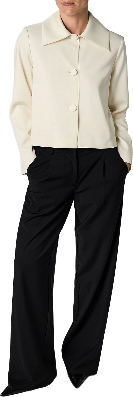 The Donna Satin Blazer, från Marville Road, i färgen Creme.