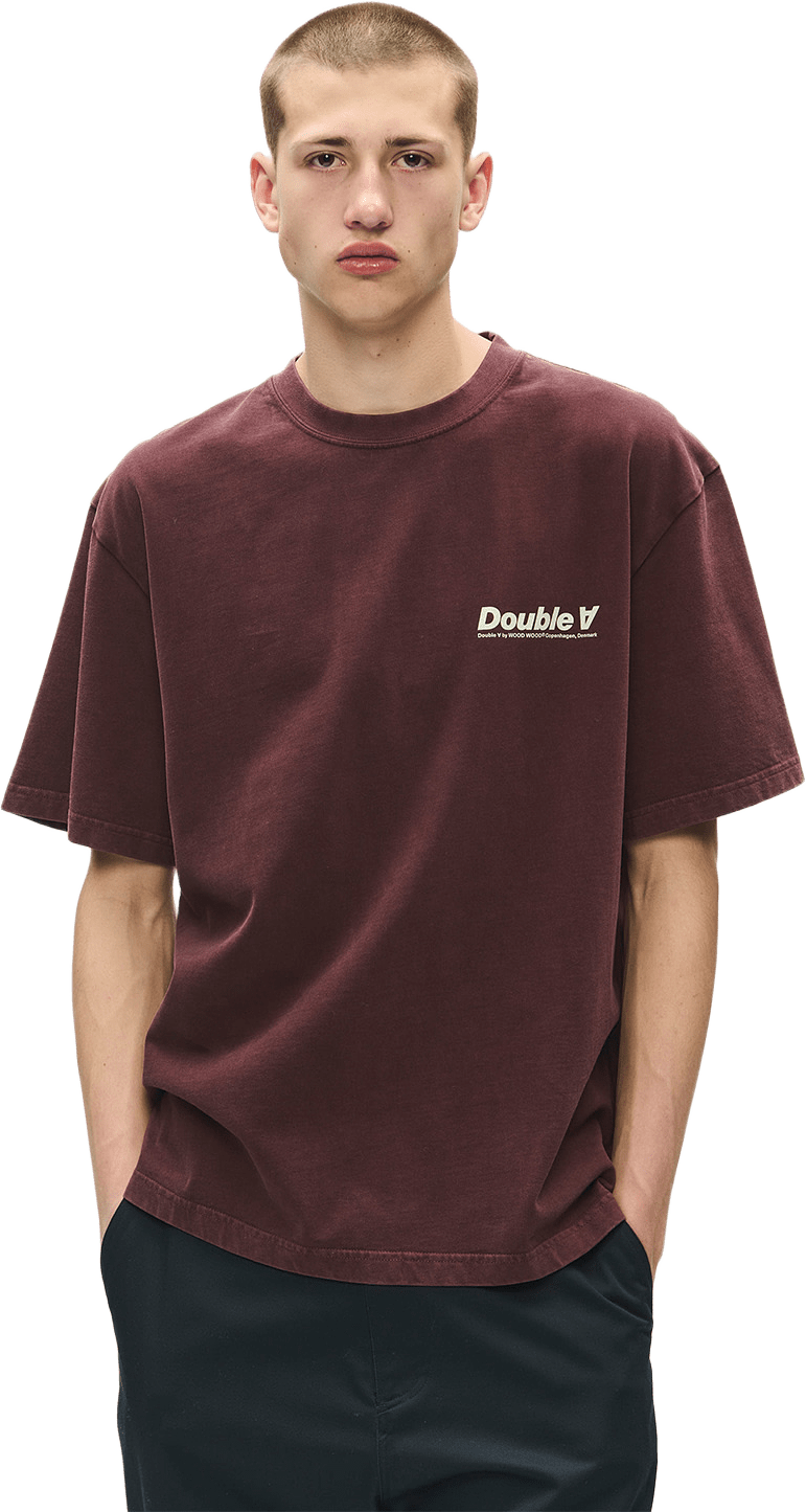 Liam tee italic, från Wood Wood, i färgen Decadent Chocolate.
