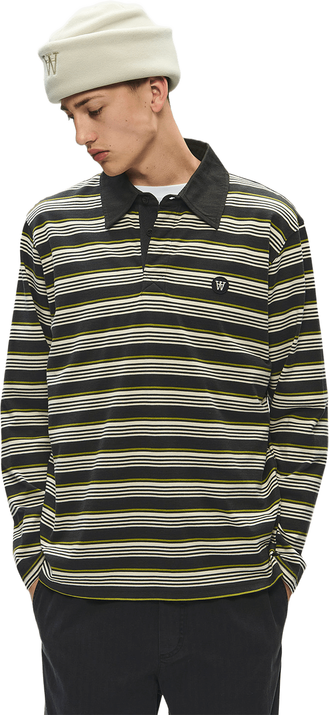 Landon X polo, från Wood Wood, i färgen Pirate Black Stripe.