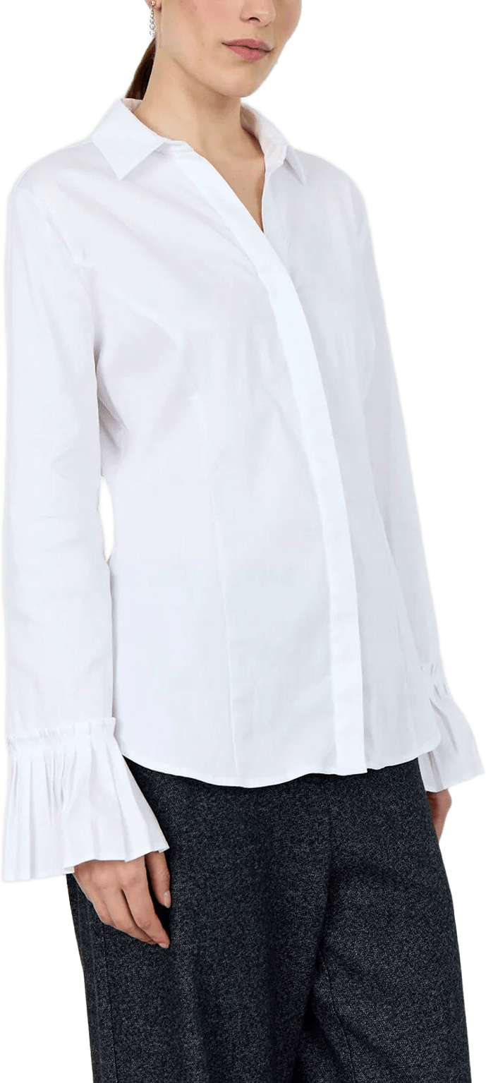 Isla Solid 130 Shirt, från Leveté Room, i färgen White.