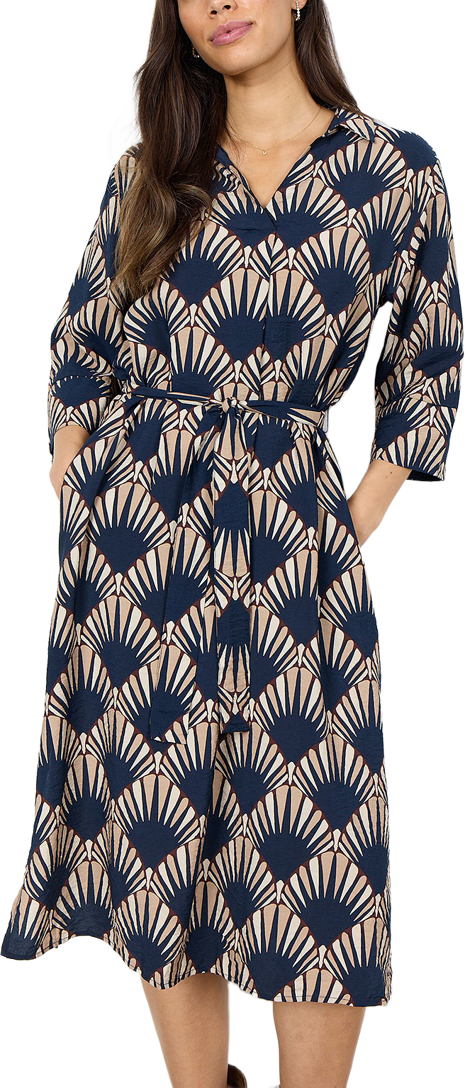 SC-HALIN AOP 3 DRESS, från Soyaconcept, i färgen Navy Combi.