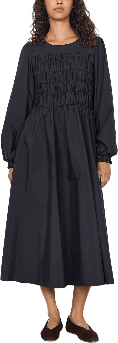 SC-NETTI 141 DRESS, från Soyaconcept, i färgen Black.