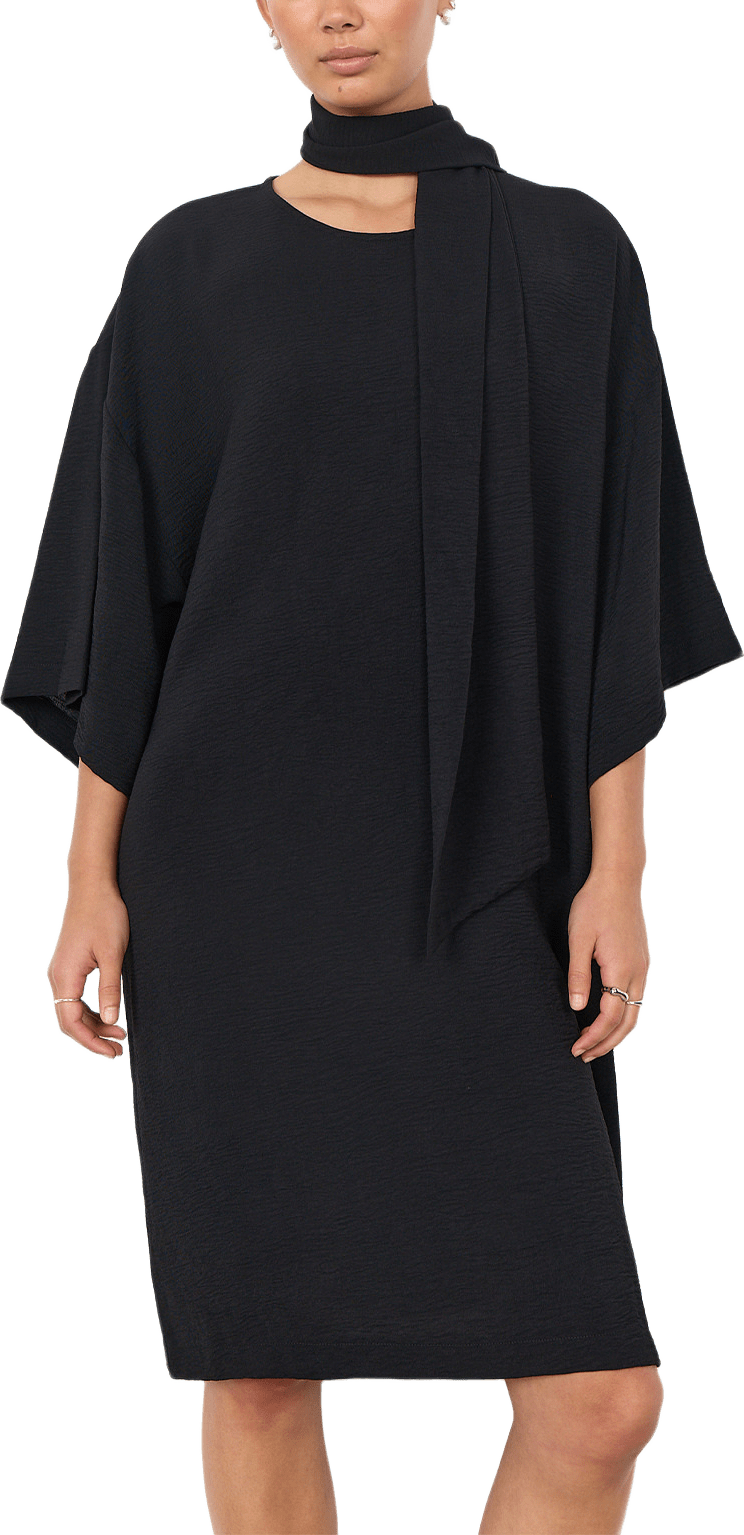 Cath 16 Dress, från Soyaconcept, i färgen Black.