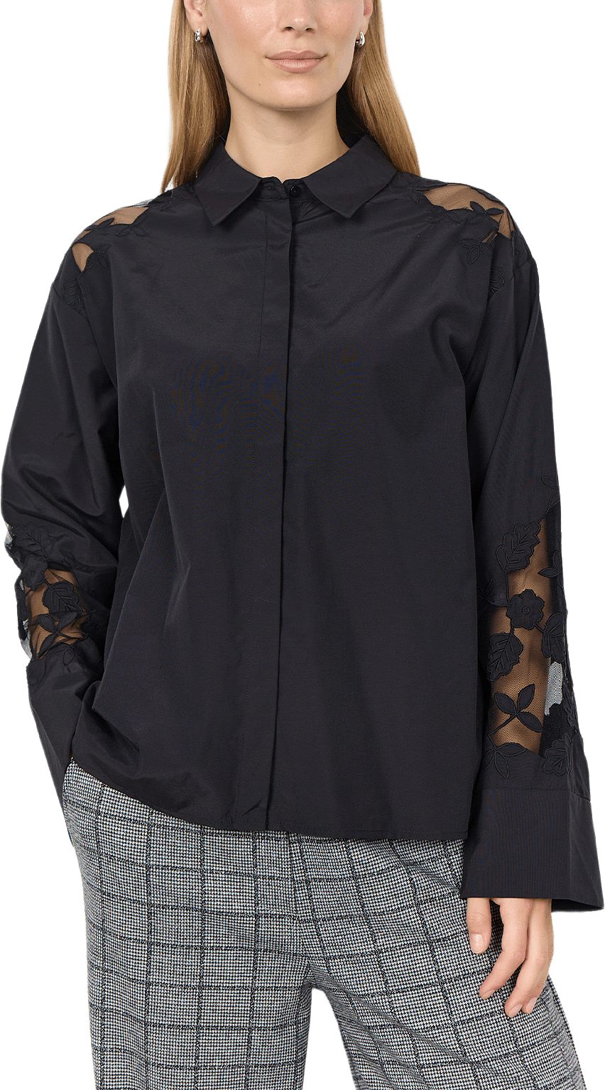 Netti 146 Shirt, från Soyaconcept, i färgen Black.