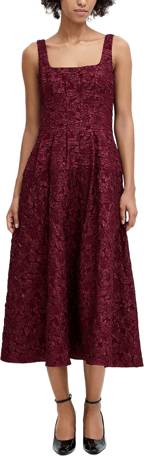 Milenda Burgundy Floral Jacquard Midi Dress, från French Connection, i färgen Cherry Liqueur.
