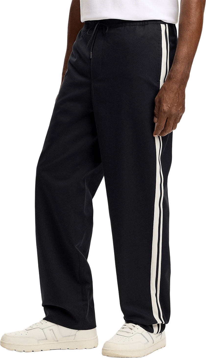 Santo Cotton Track Pants, från J.Lindeberg, i färgen Black.