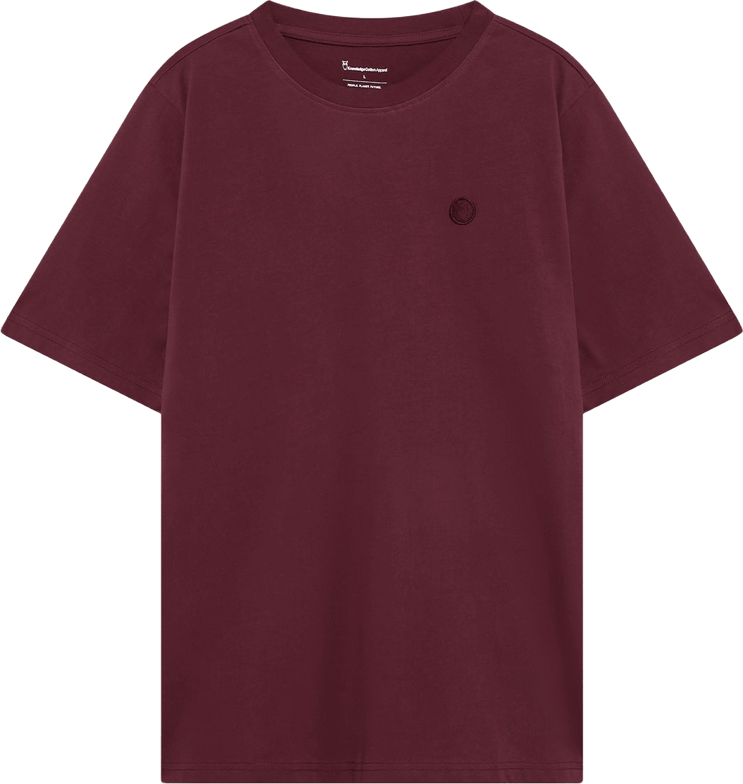 LOKE badge tee - GOTS/Vegan, från Knowledge Cotton Apparel, i färgen 1500 Burgundy.