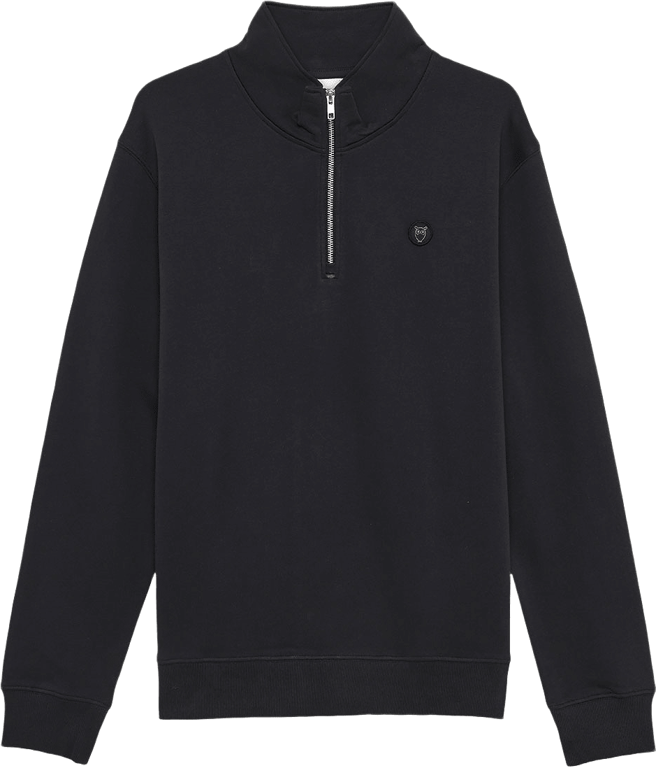 Badge Halfzip, från Knowledge Cotton Apparel, i färgen 1300 Black Jet.