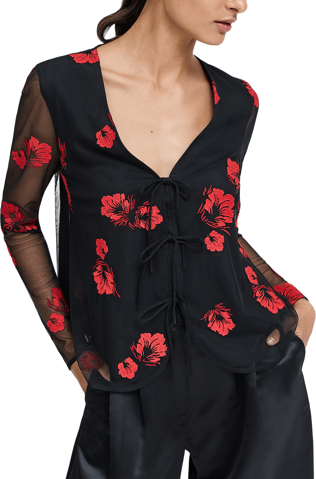 Aurora Floral Embroidered Tie Front Top, från French Connection, i färgen Black Multi.