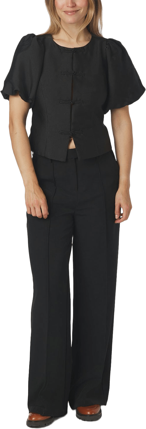 Anela Mandarin Dull Satin Blouse, från Neo Noir, i färgen Black.